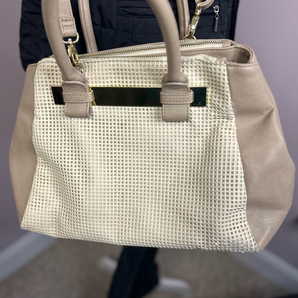 Steve Madden handbag. Beautiful beige color with pretty black & white interior - Picture 5 of 10